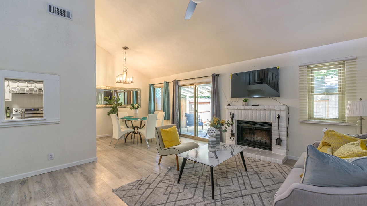 Photo of Livingroom in Foothill Farms