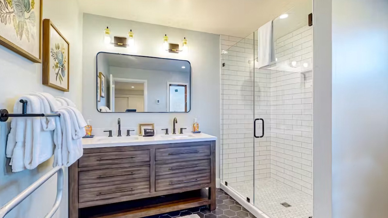 Photo of Bathroom in Elk