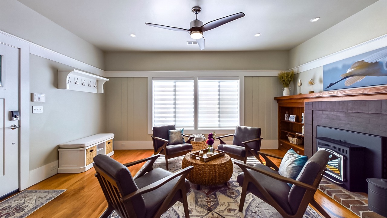 Photo of Livingroom in Eureka
