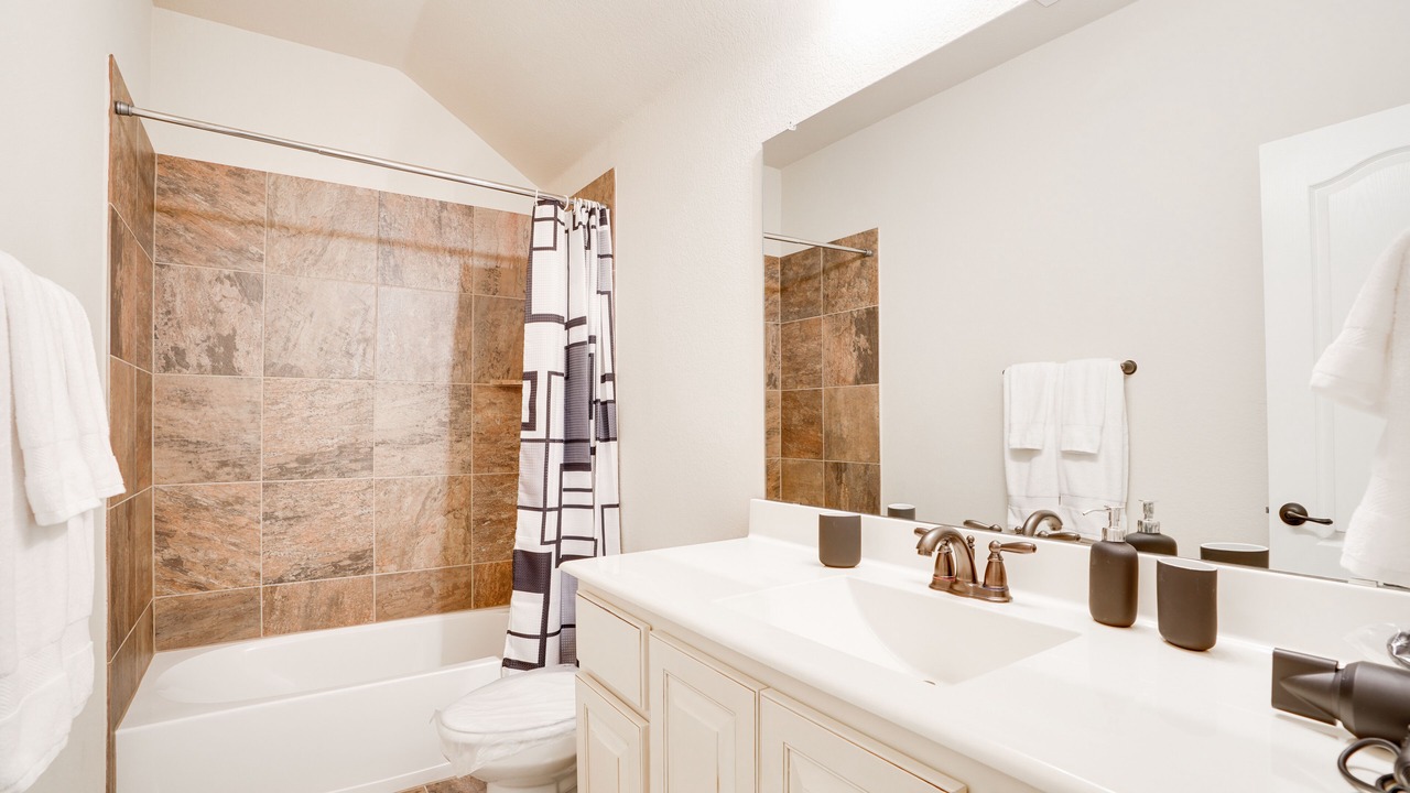 Photo of Bathroom in Legacy Town Center North
