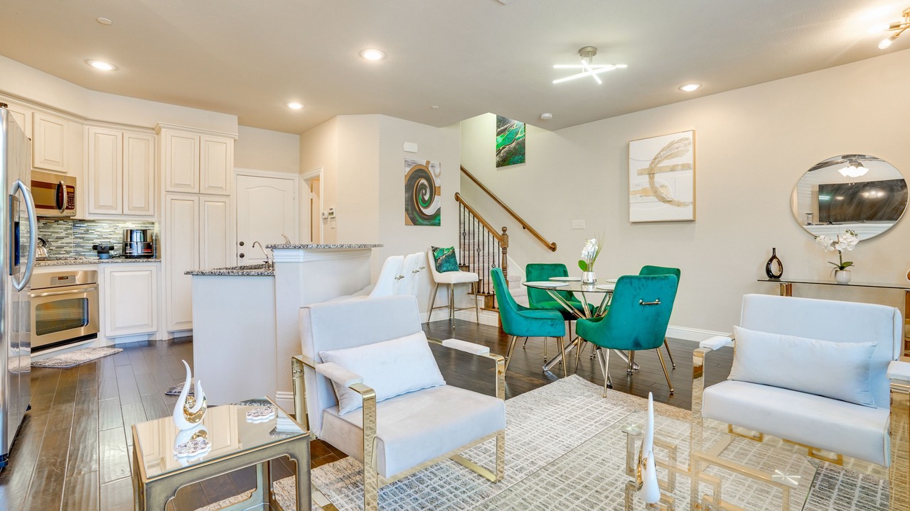 Photo of Livingroom in Legacy Town Center North