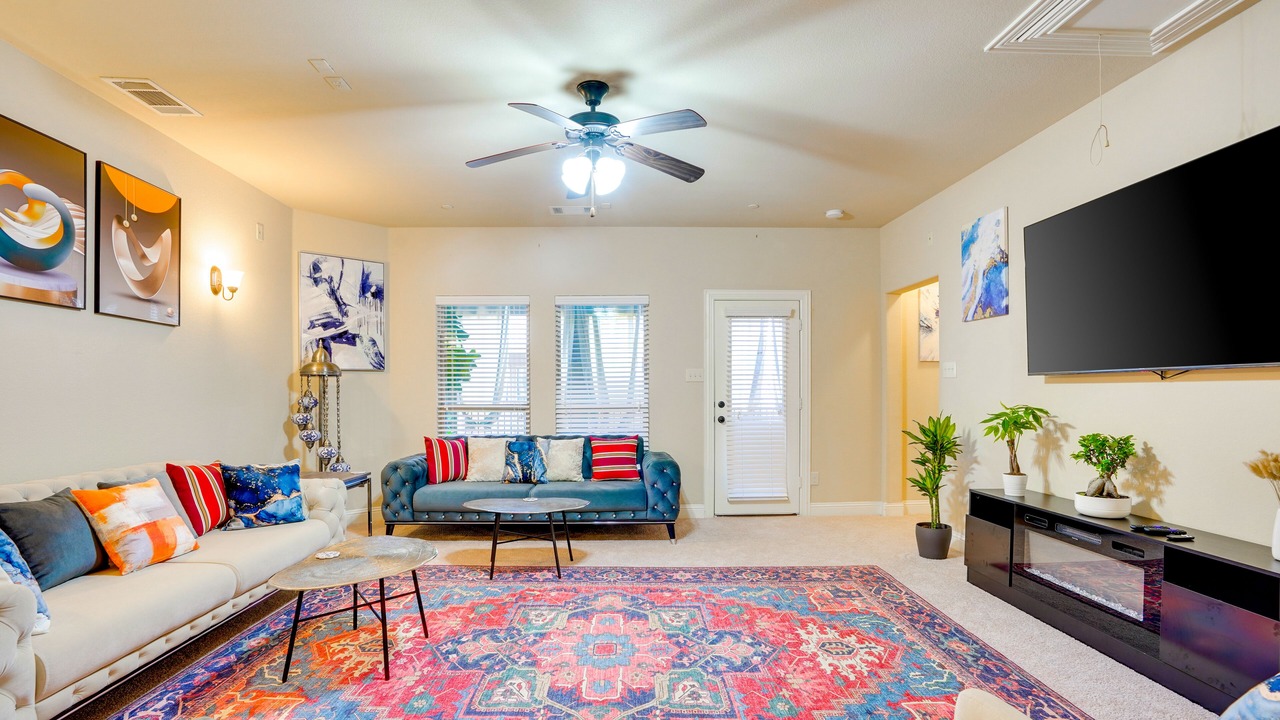 Photo of Livingroom in Legacy Town Center North