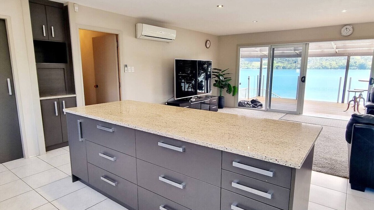 Photo of Others in Raglan