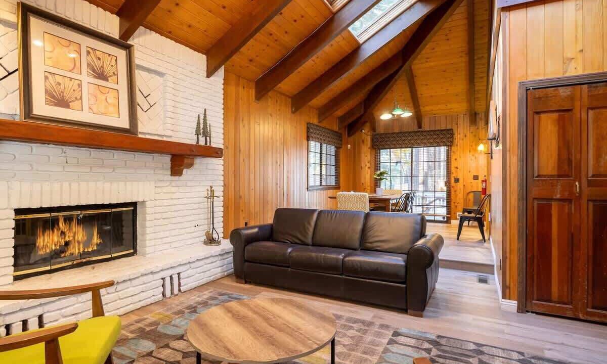 Photo of Livingroom in Summit Estates