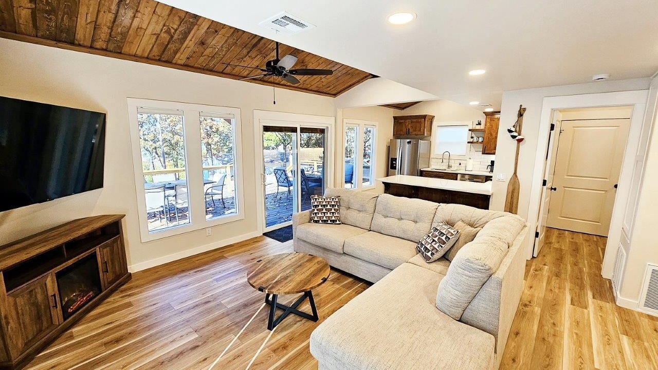 Photo of Livingroom in Pettit