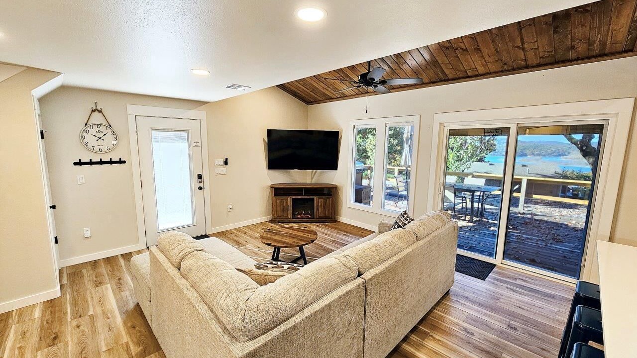 Photo of Livingroom in Pettit