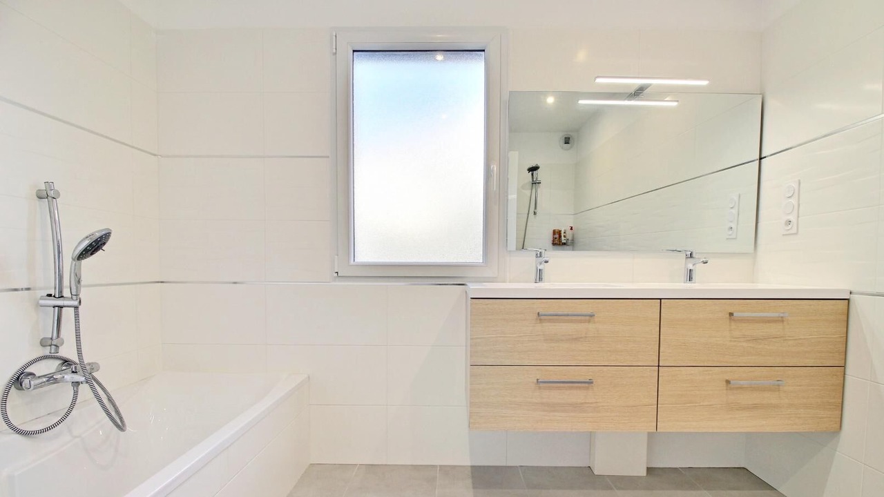 Photo of Bathroom in Peaule