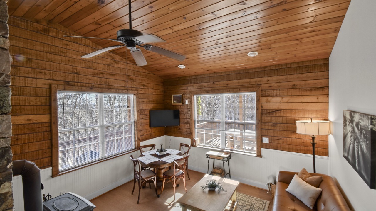 Photo of Livingroom in Hood
