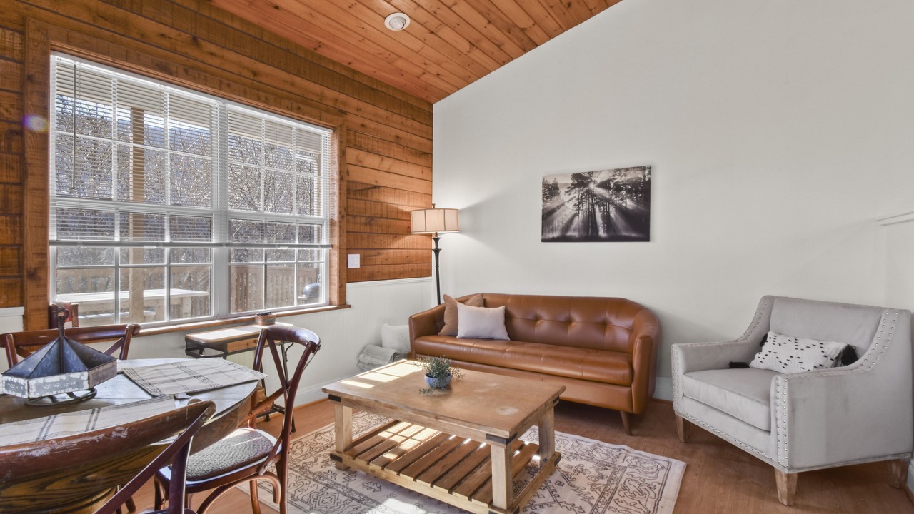 Photo of Livingroom in Hood