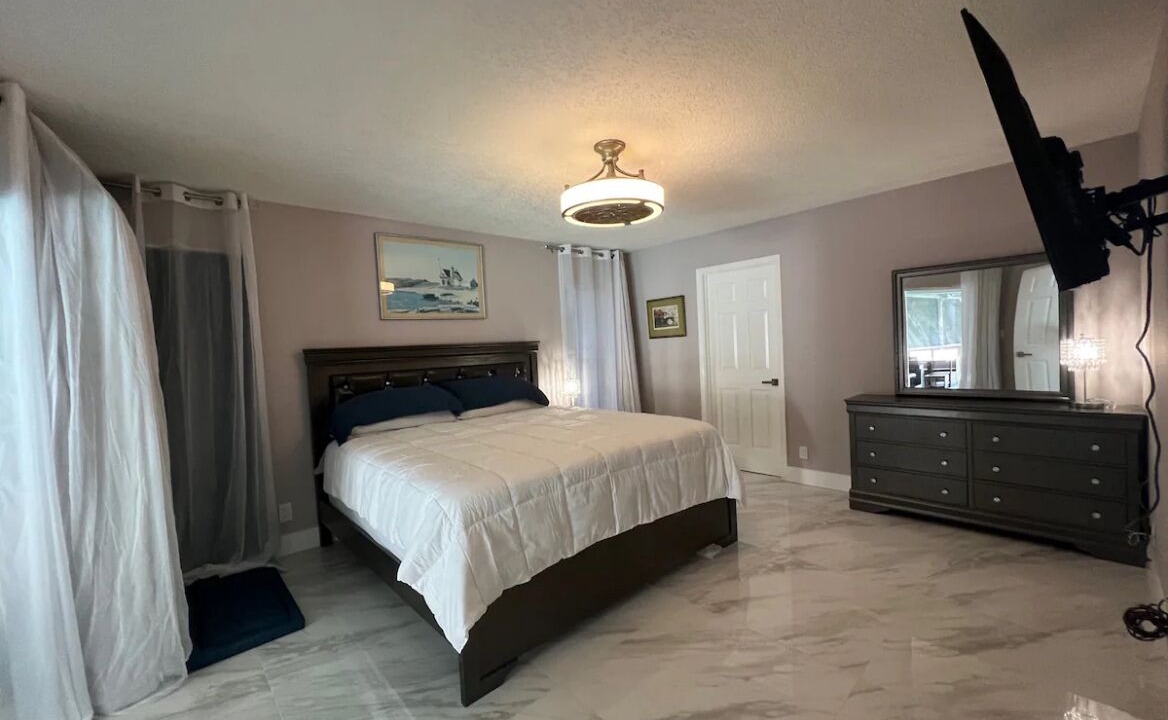 Photo of Bedroom in Greenview Shores