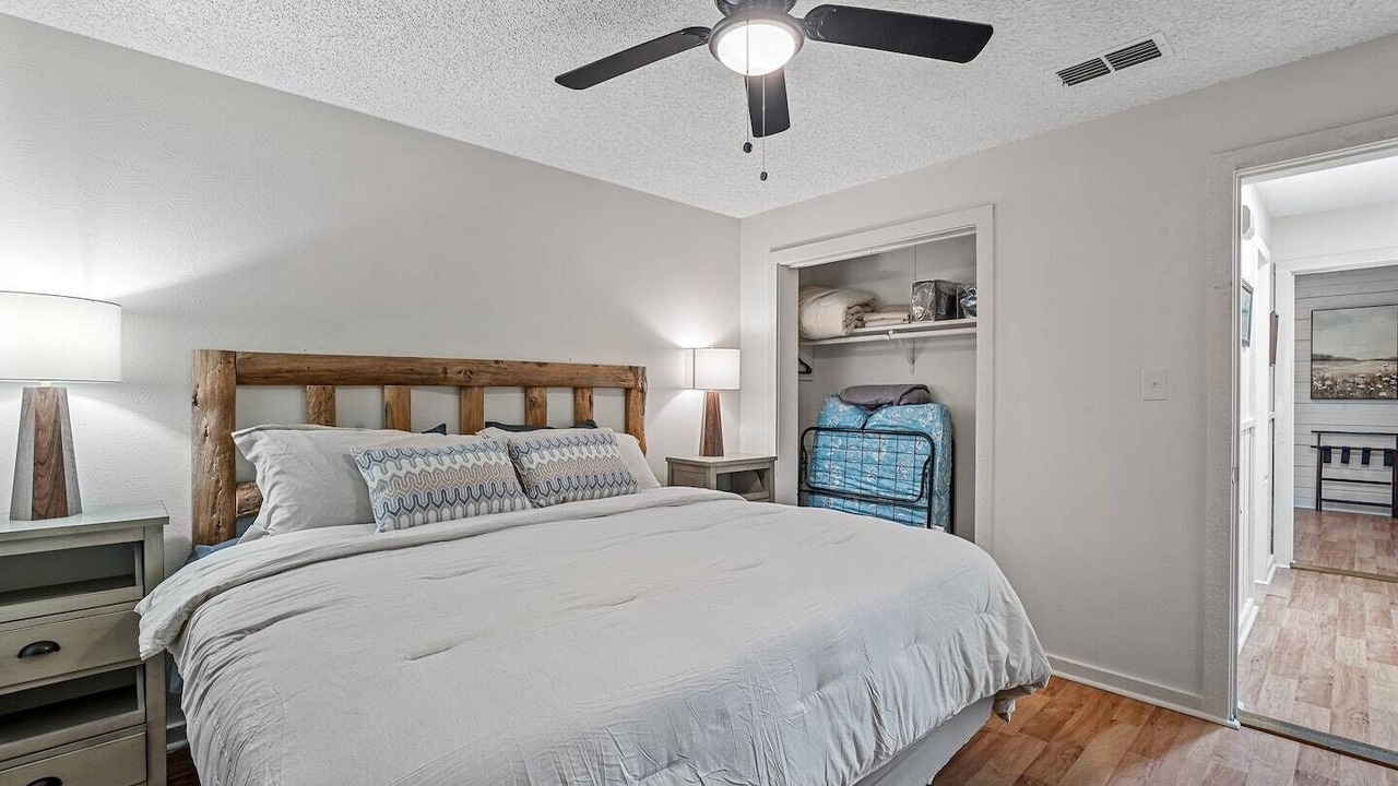 Photo of Bedroom in Uncertain