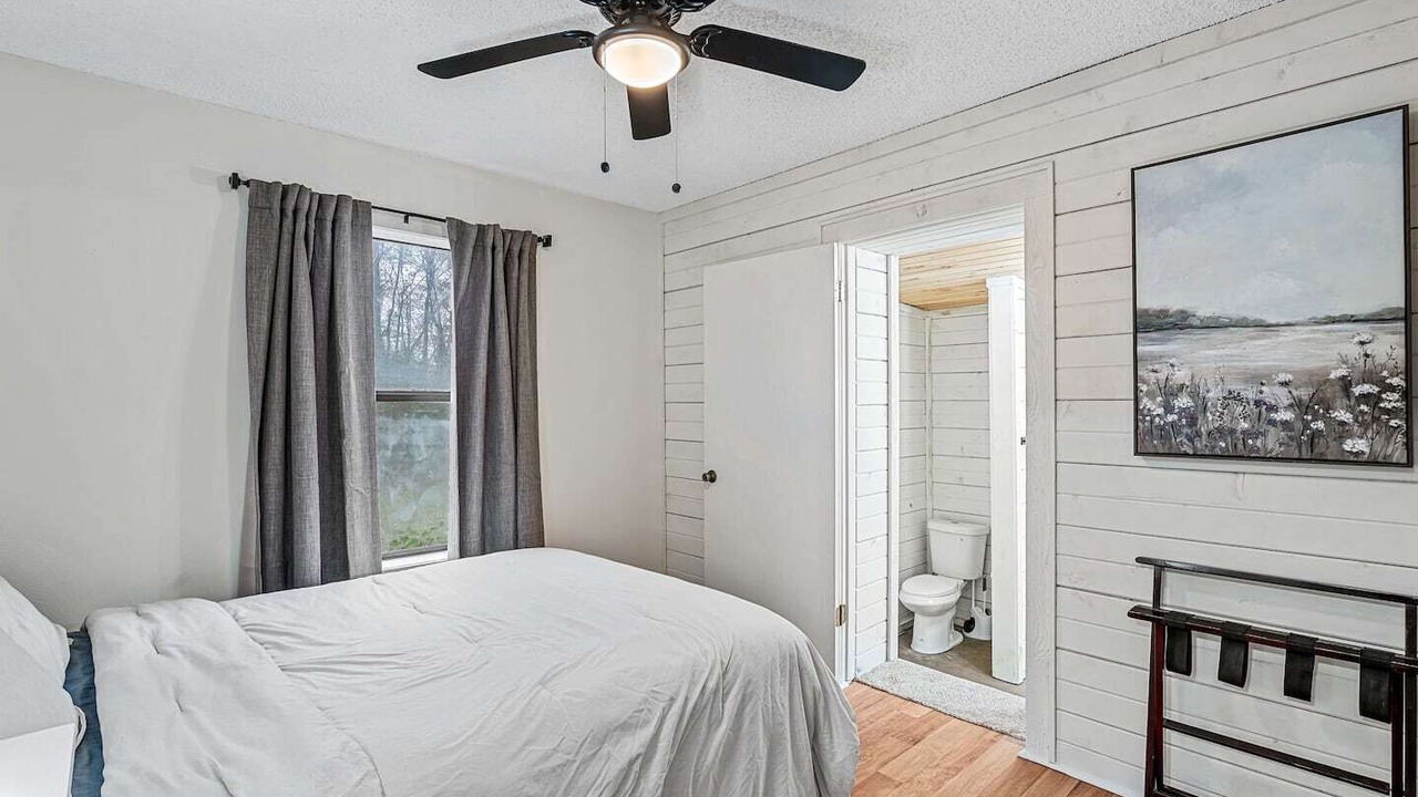 Photo of Bedroom in Uncertain