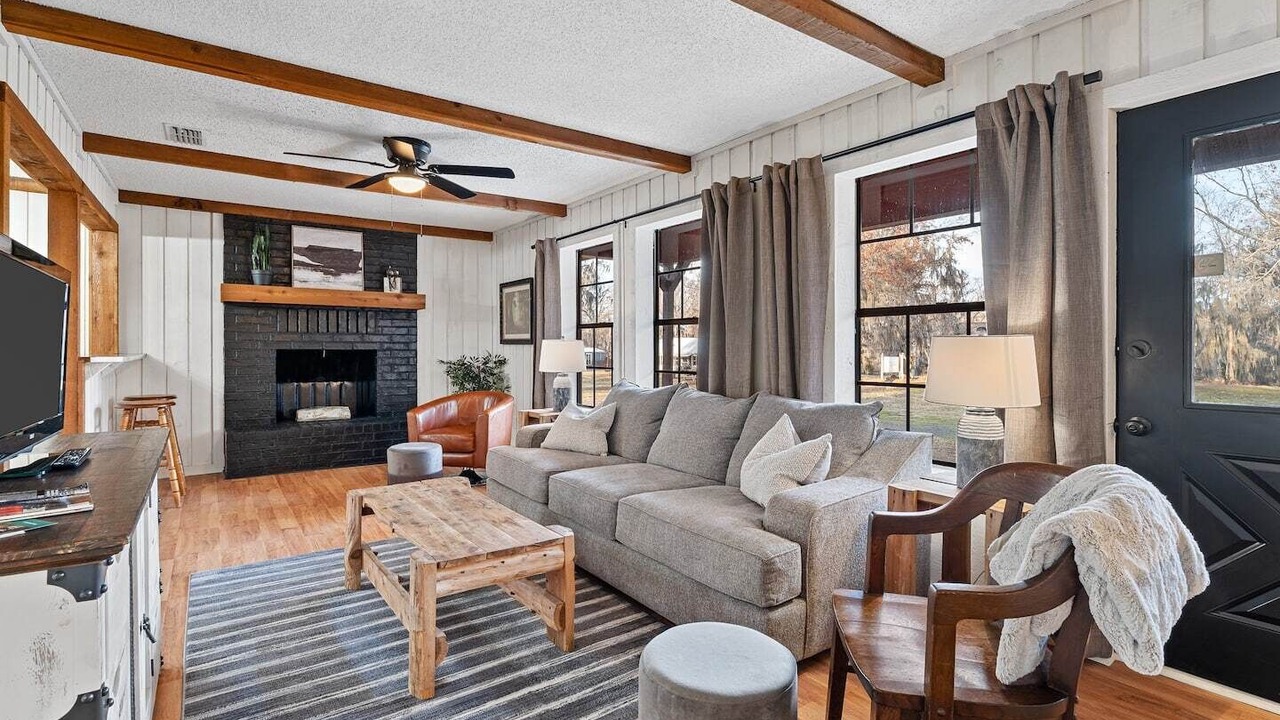 Photo of Livingroom in Uncertain