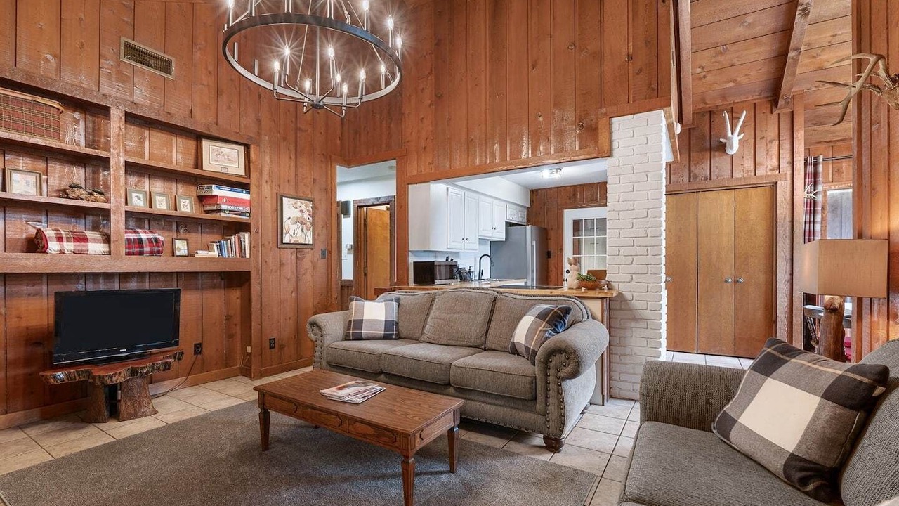 Photo of Livingroom in Uncertain