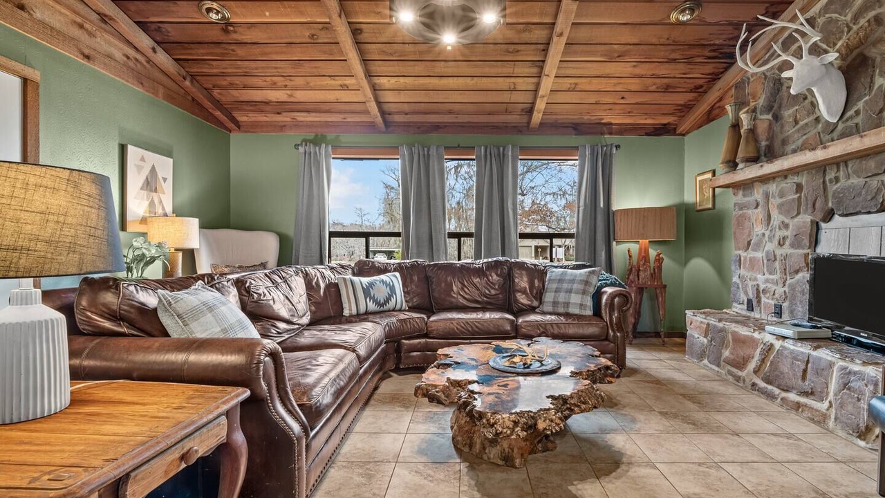 Photo of Livingroom in Uncertain