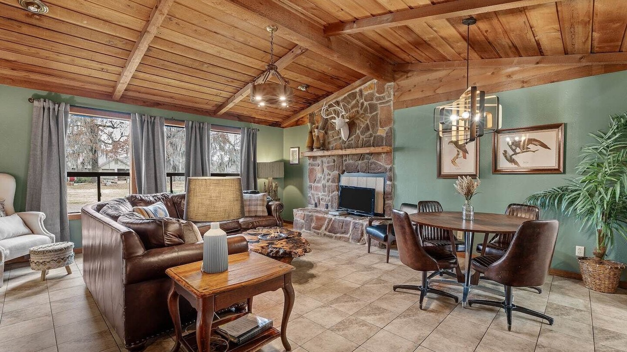 Photo of Livingroom in Uncertain
