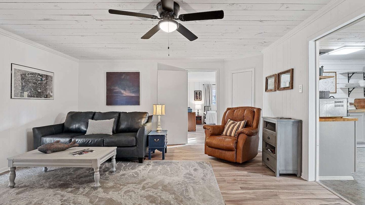 Photo of Livingroom in Uncertain