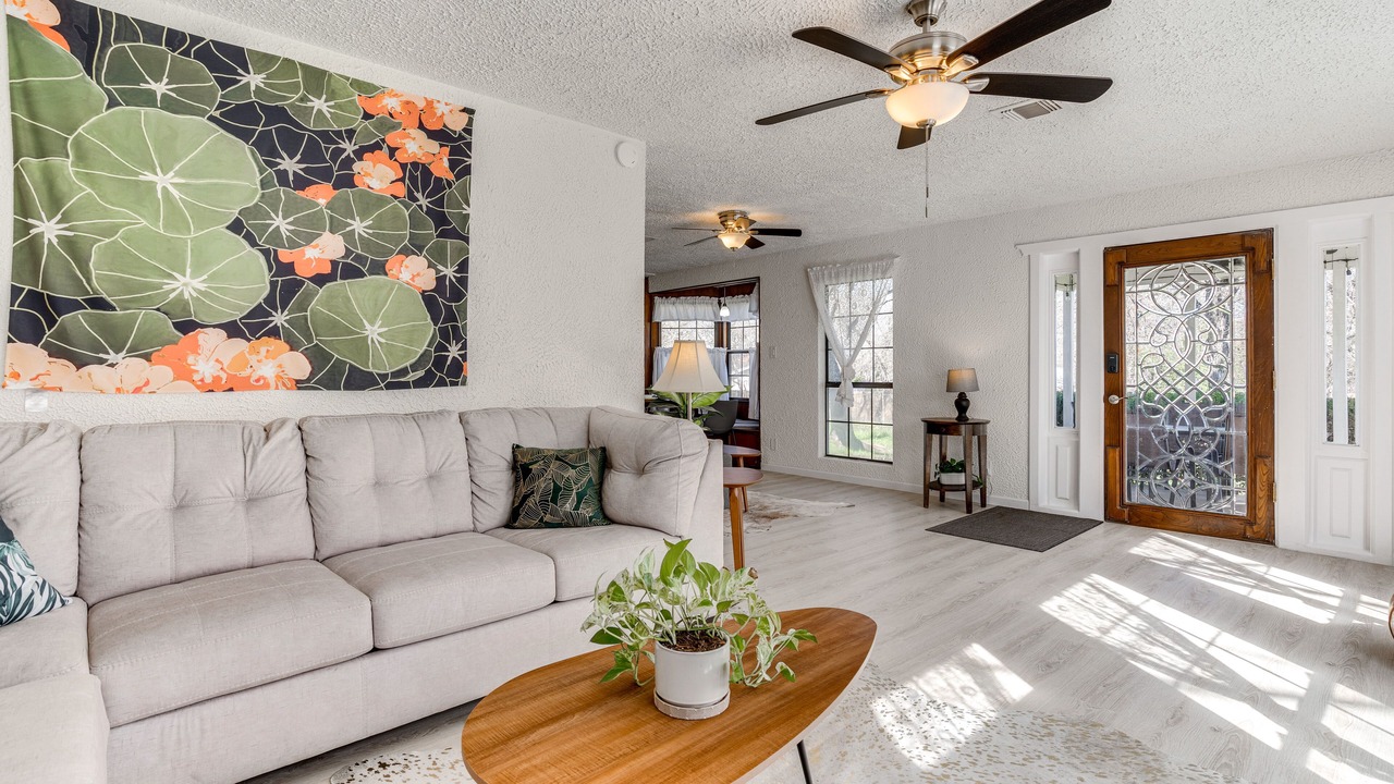 Photo of Livingroom in West Oak Hill