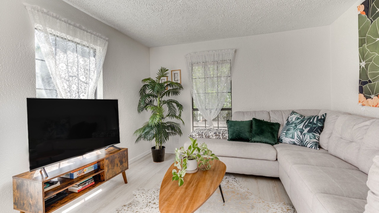 Photo of Livingroom in West Oak Hill