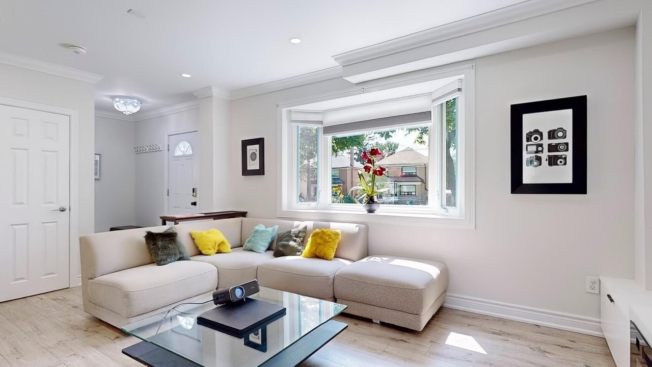 Photo of Livingroom in Clairlea