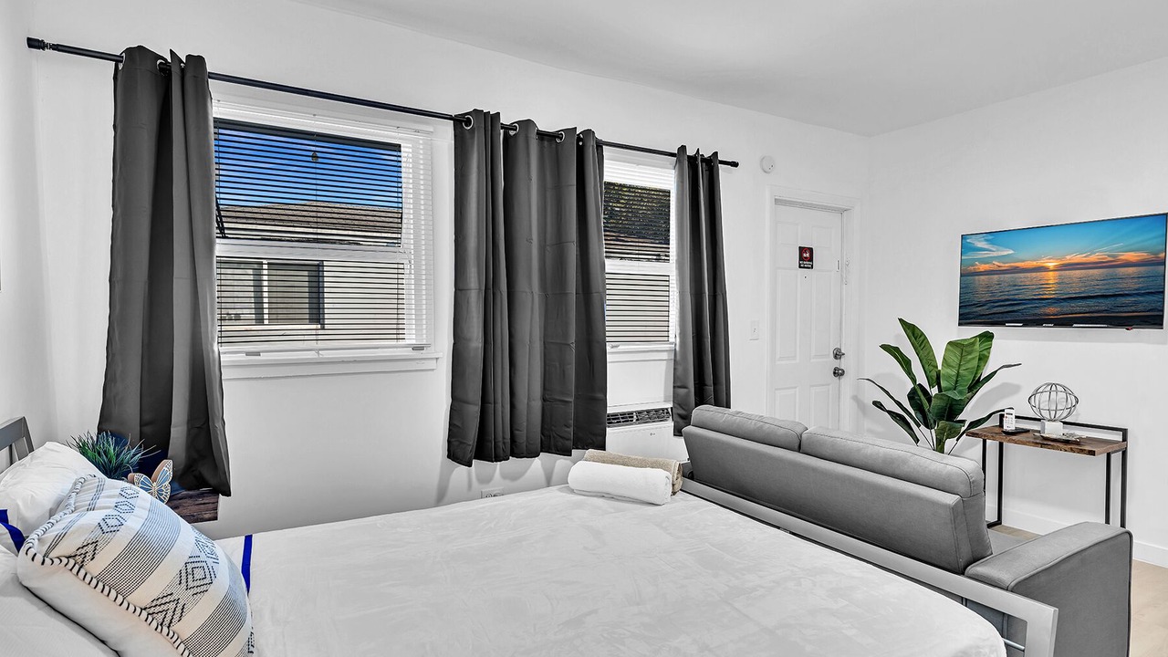 Photo of Bedroom in Downtown Hollywood