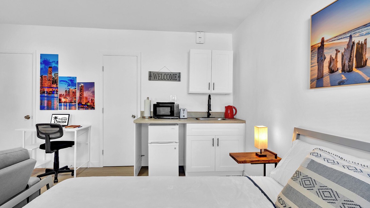 Photo of Bedroom in Downtown Hollywood