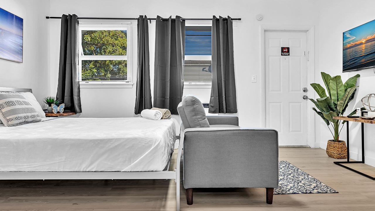 Photo of Bedroom in Downtown Hollywood
