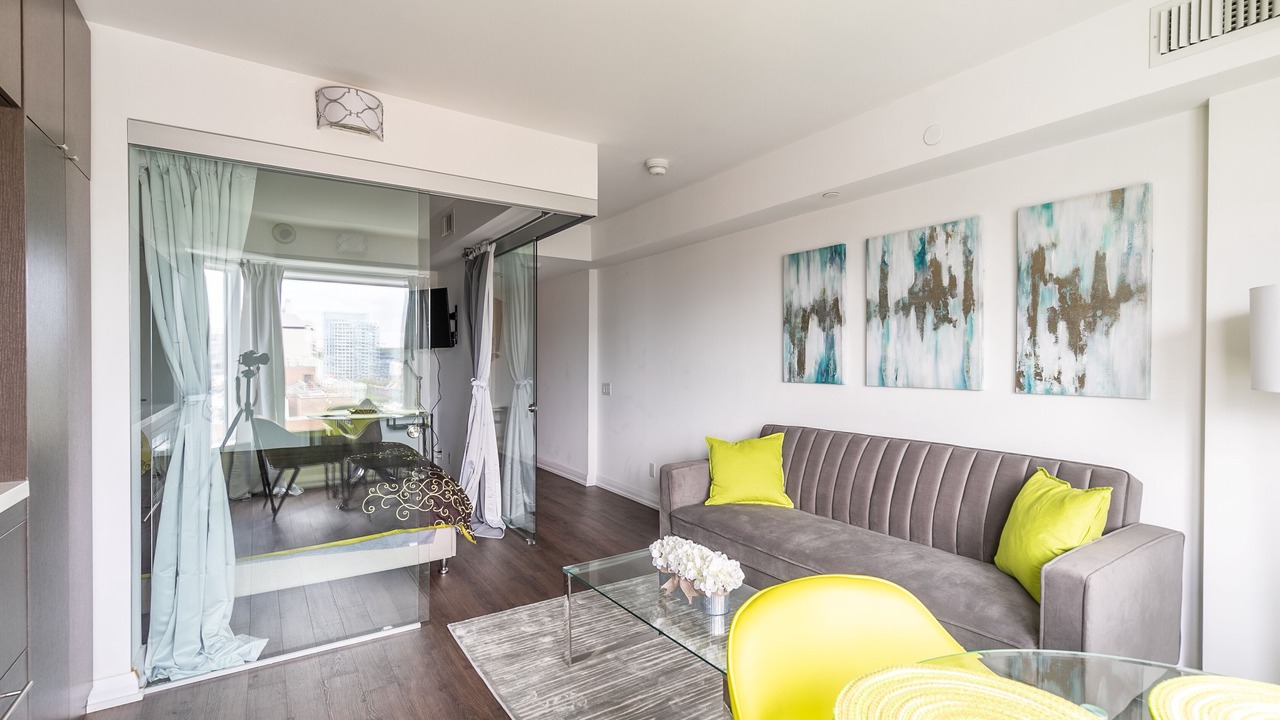 Photo of Livingroom in Bloor-Yorkville