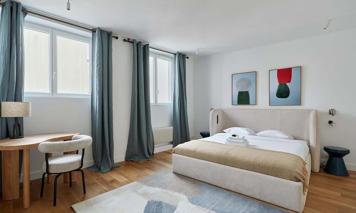 Photo of Others in Vivienne