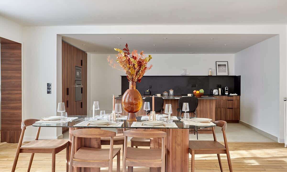 Photo of Others in Vivienne