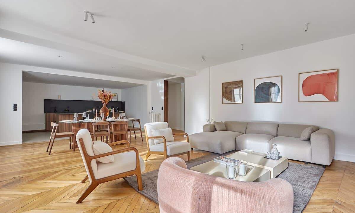 Photo of Others in Vivienne