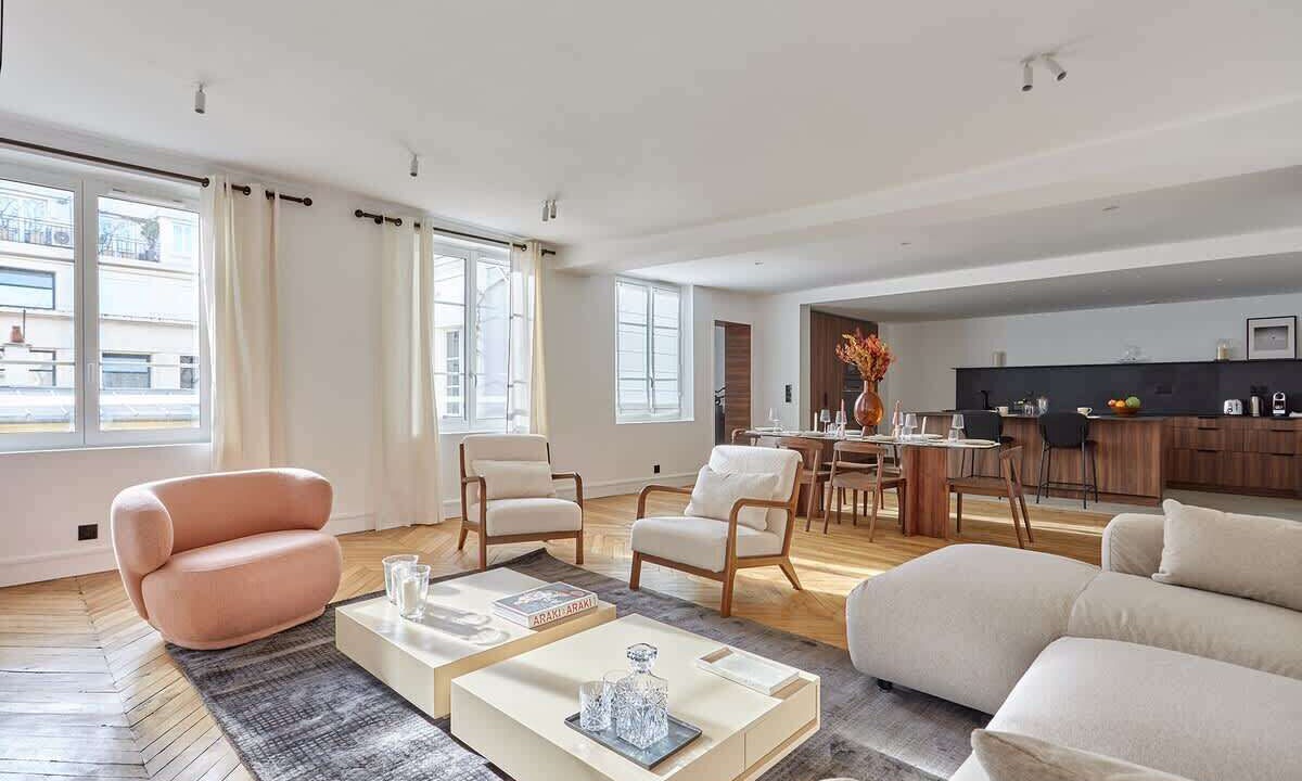 Photo of Others in Vivienne