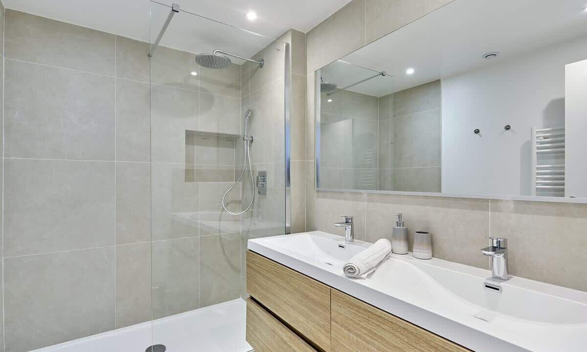 Photo of Others in Vivienne