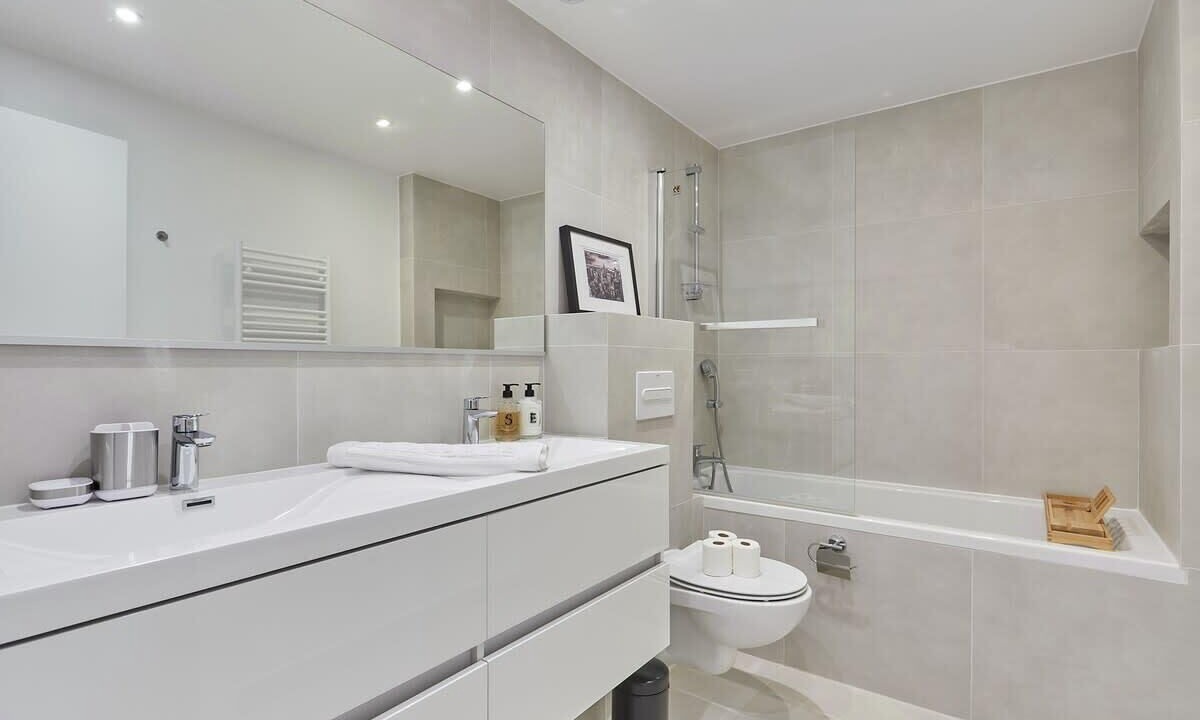 Photo of Others in Vivienne