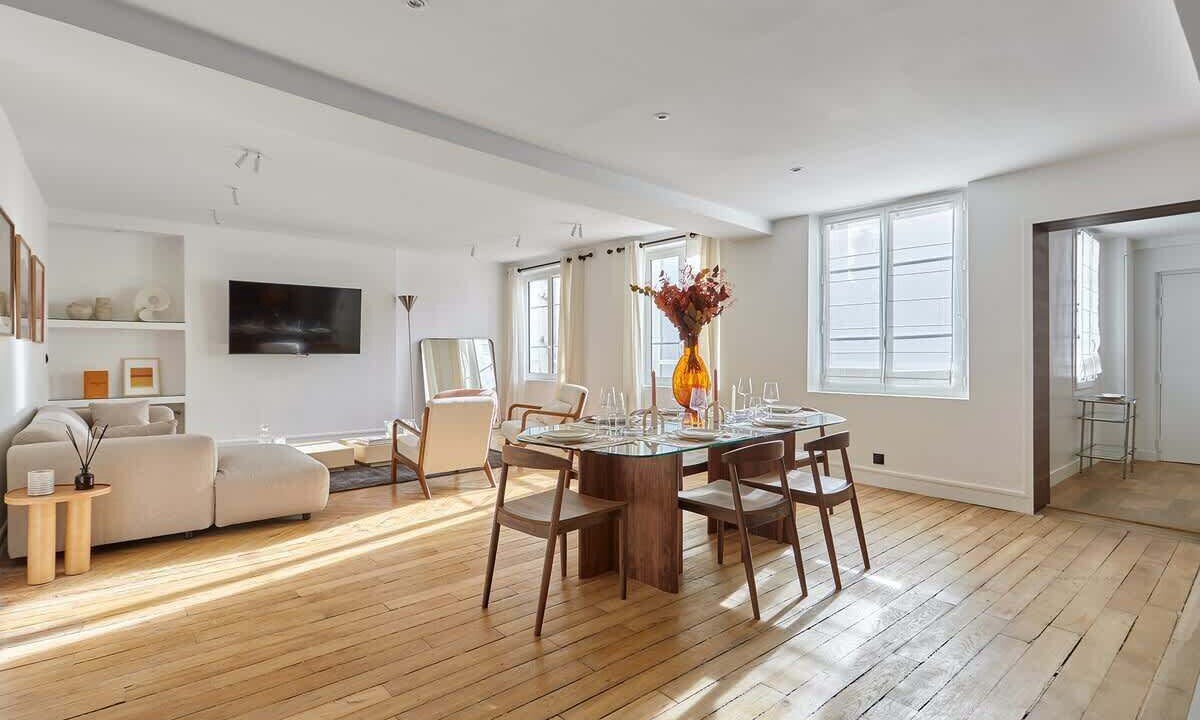 Photo of Others in Vivienne