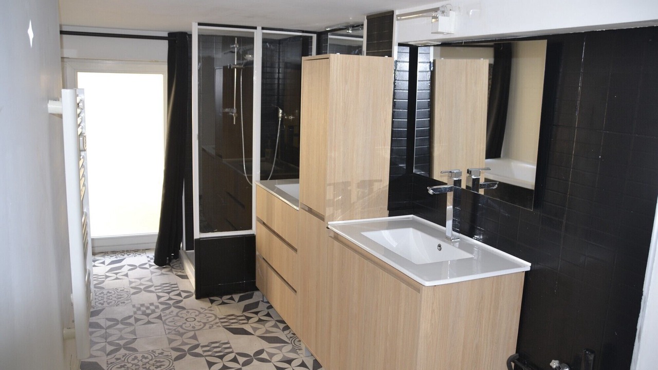 Photo of Bathroom in Republique - Tolstoi