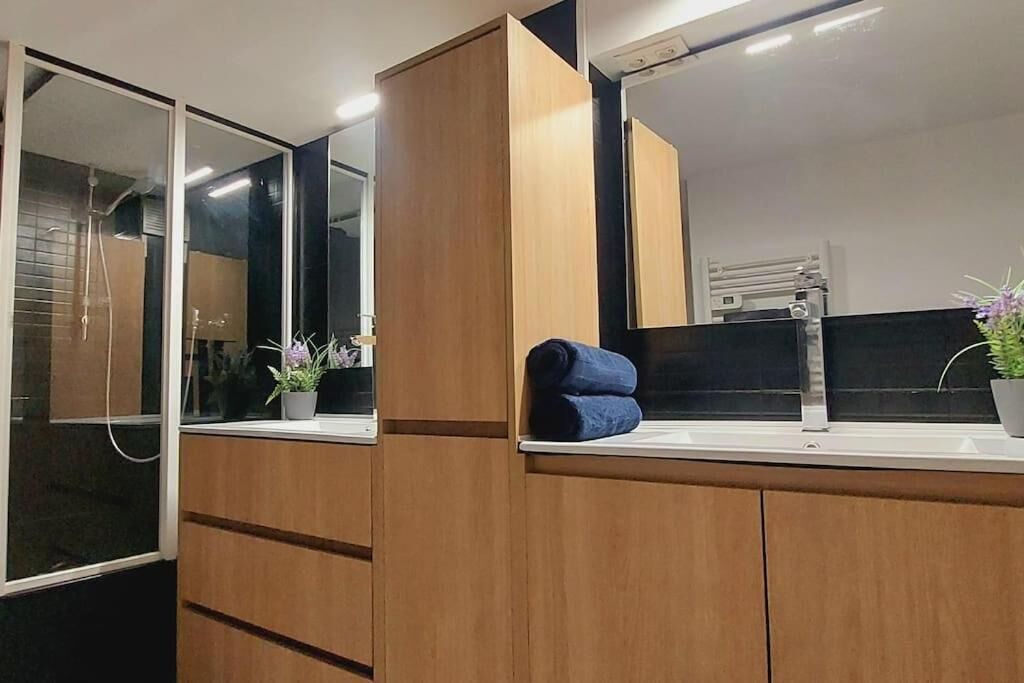 Photo of Bathroom in Republique - Tolstoi