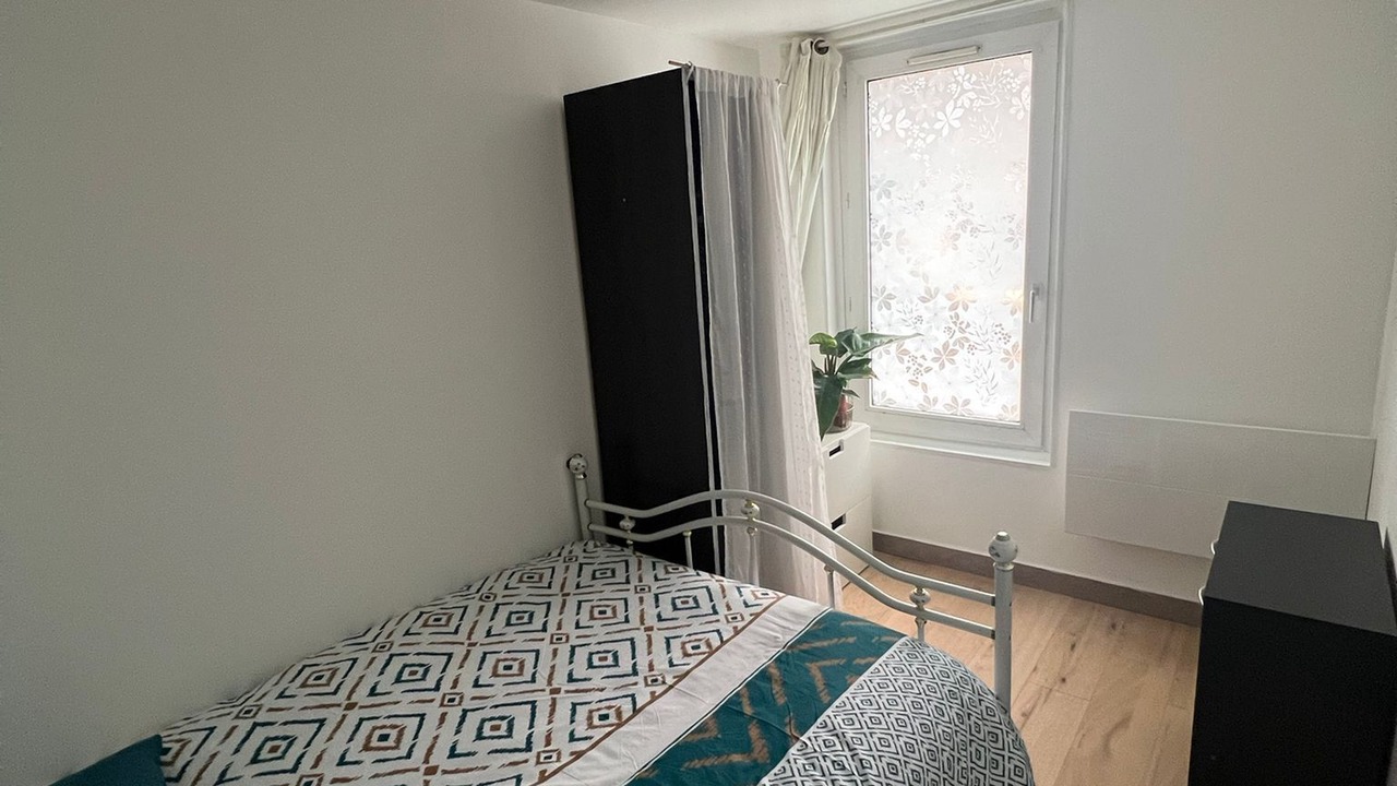 Photo of Bedroom in Lens