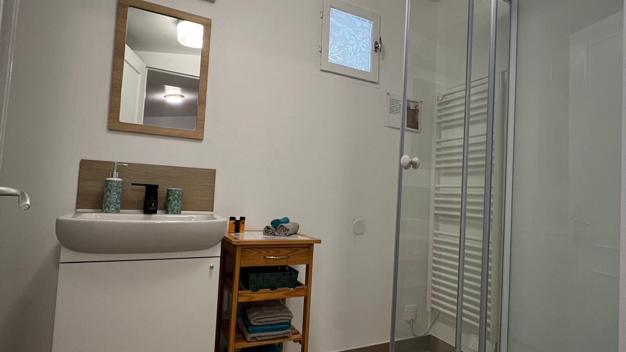 Photo of Bathroom in Lens