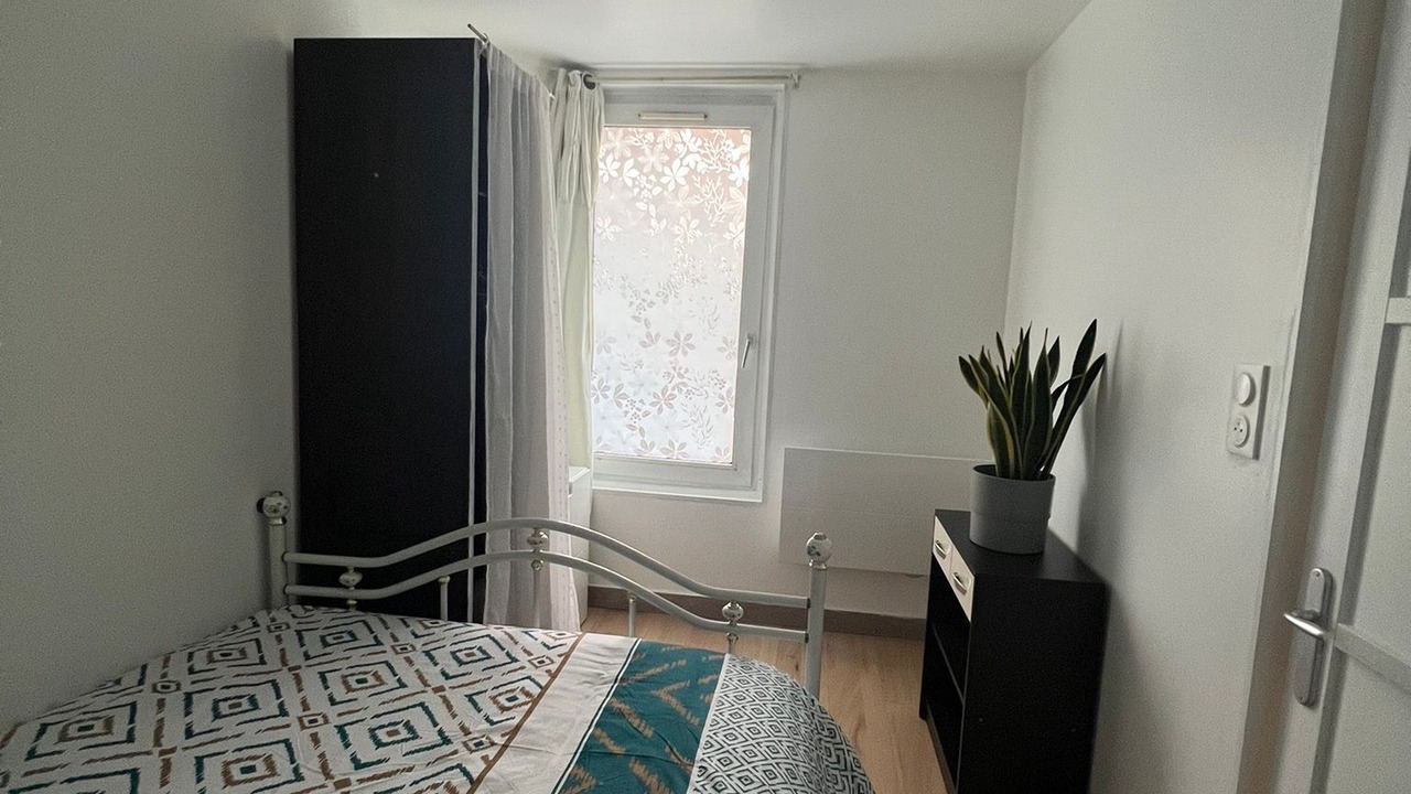 Photo of Bedroom in Lens