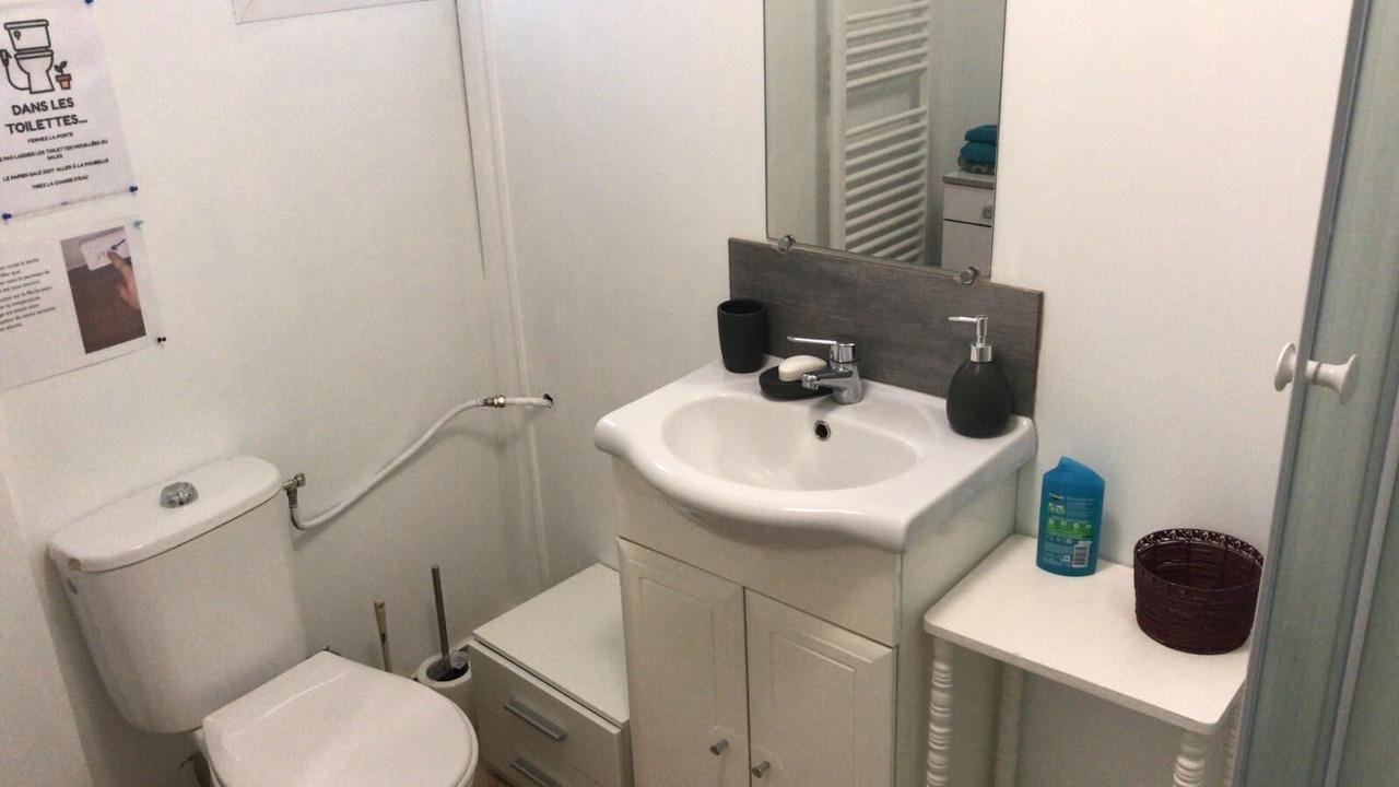 Photo of Bathroom in Lens