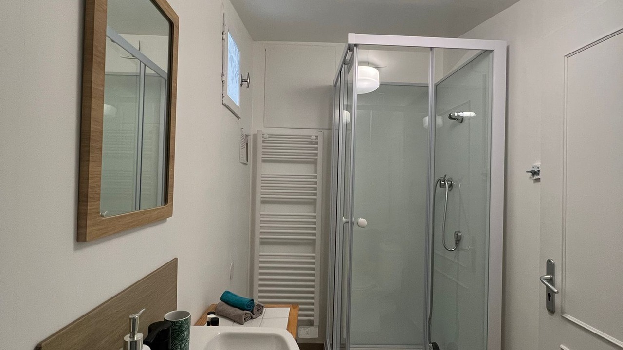 Photo of Bathroom in Lens