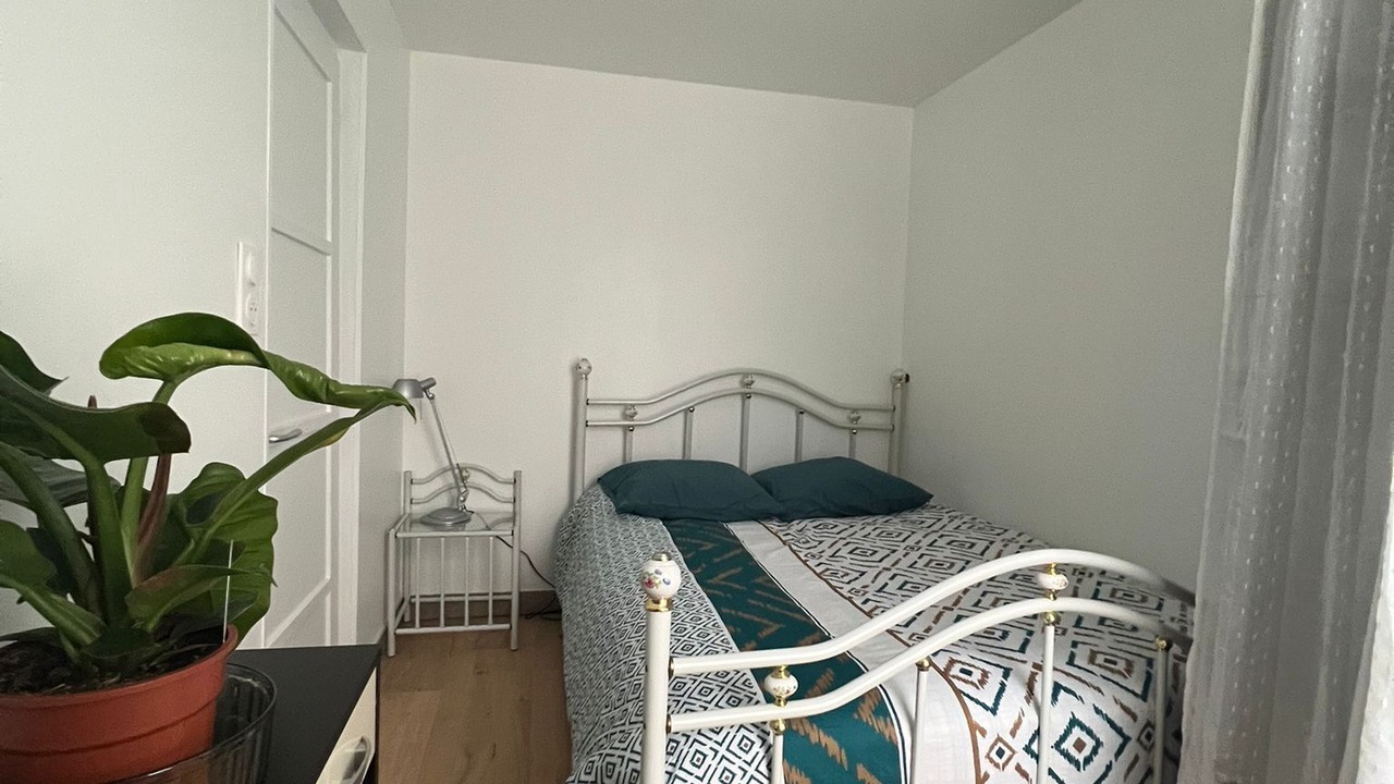 Photo of Bedroom in Lens