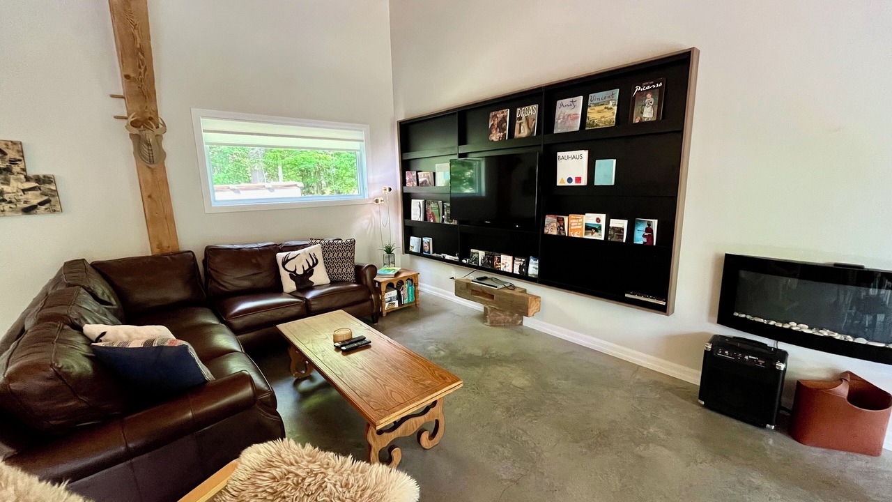 Photo of Livingroom in Bolton-Est
