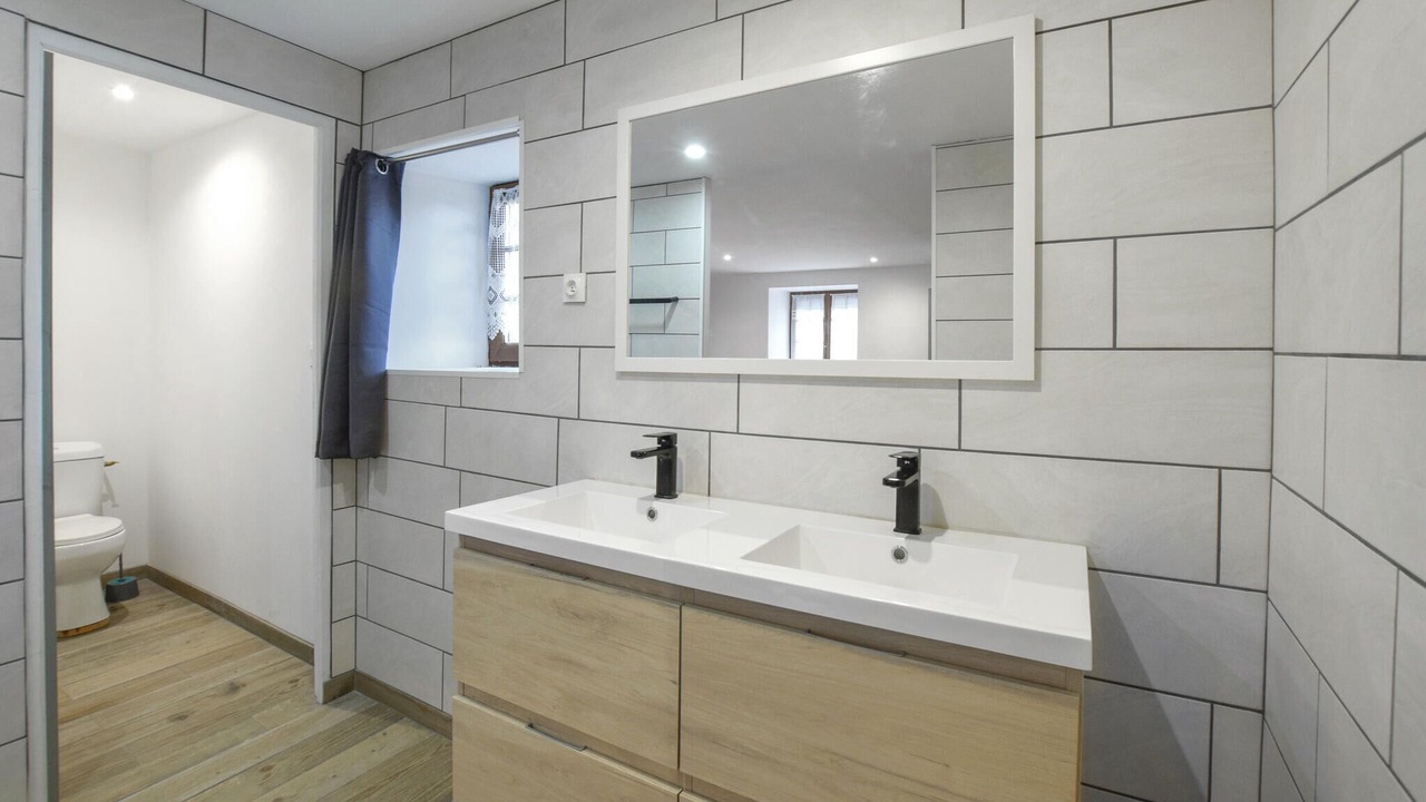 Photo of Bathroom in Quettehou