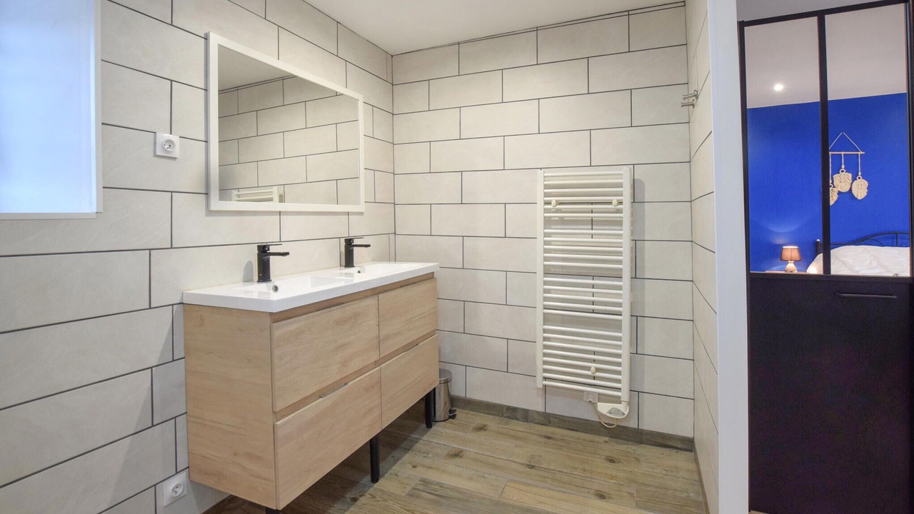 Photo of Bathroom in Quettehou