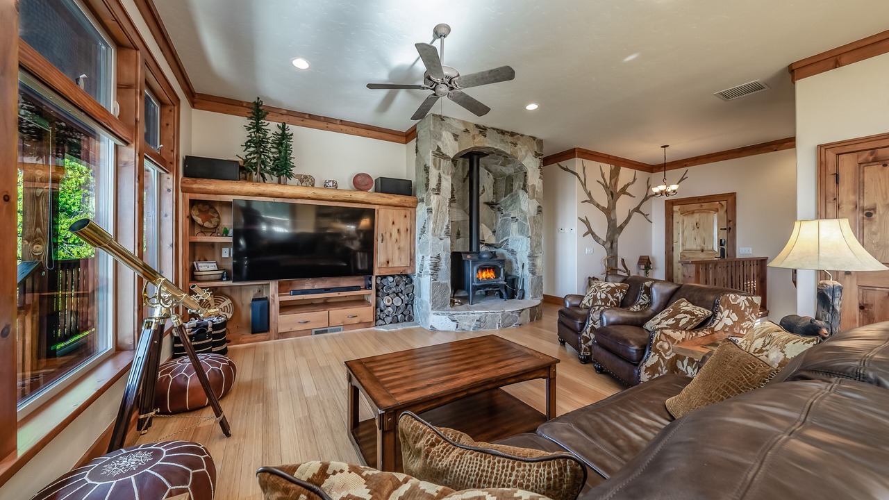 Photo of Livingroom in Shaver Lake