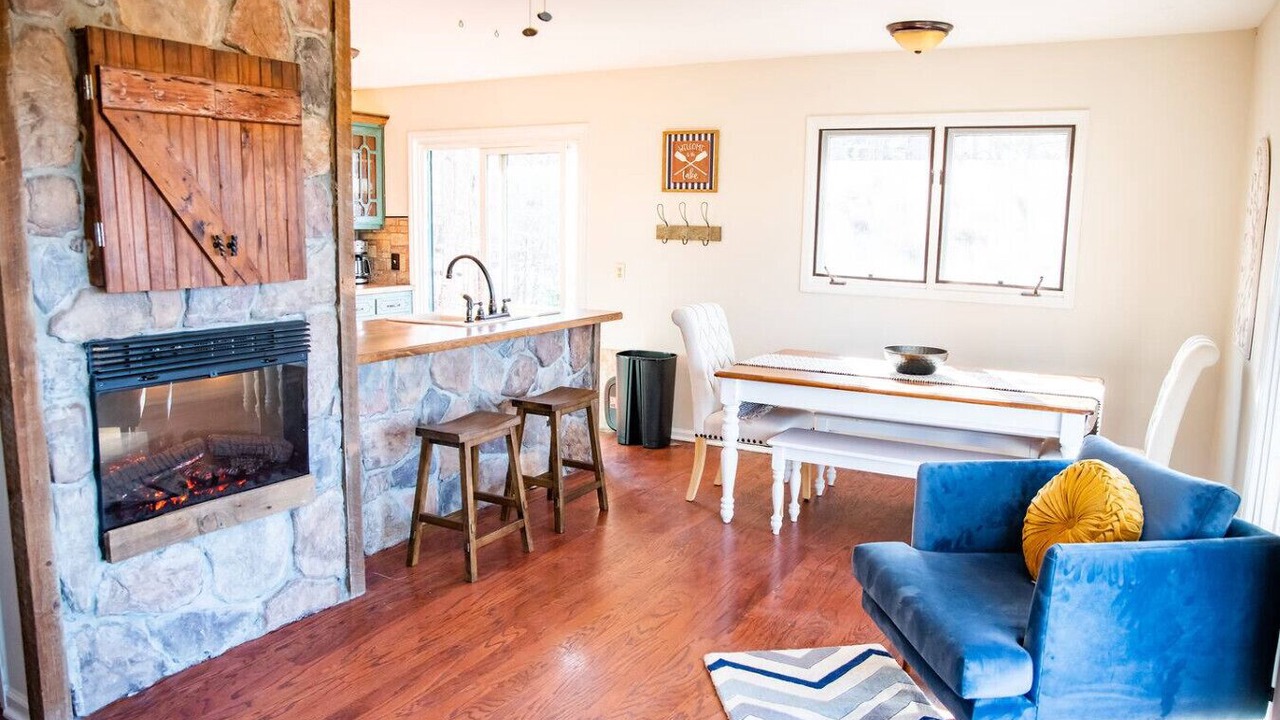 Photo of Livingroom in Roxboro