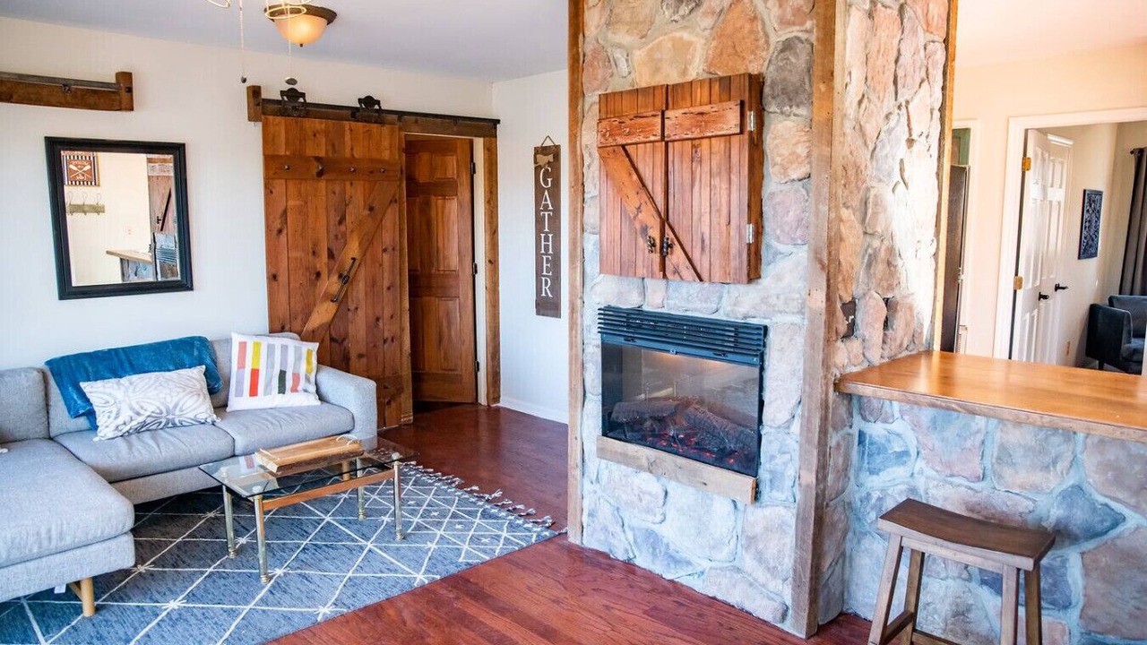 Photo of Livingroom in Roxboro