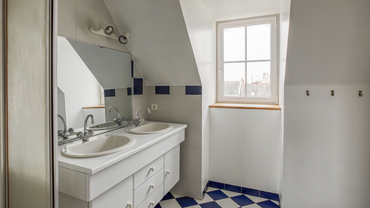 Photo of Bathroom in Saint-Cyr-en-Bourg